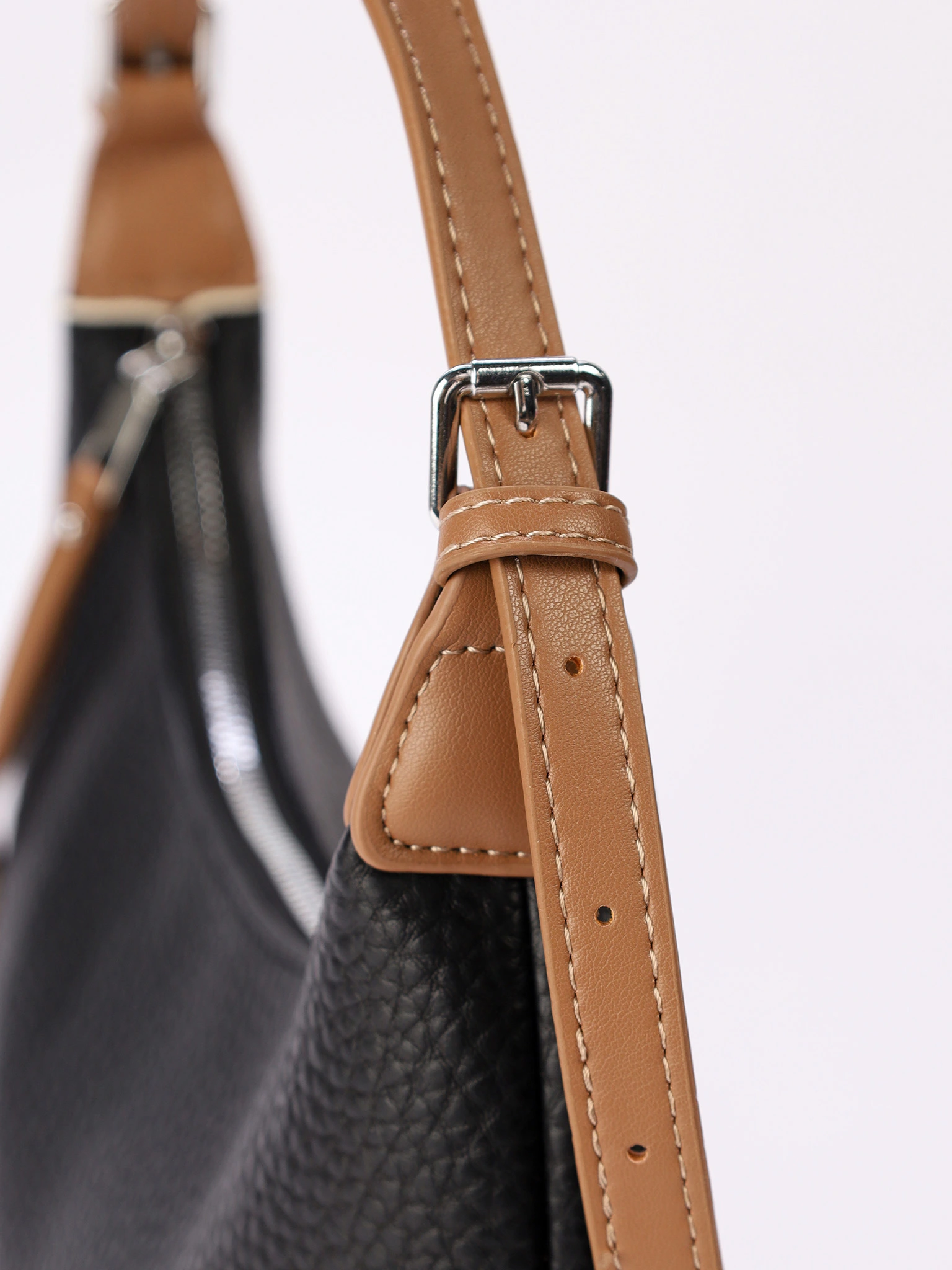 Сумка-кроссбоди с декоративным тиснением в ассортименте